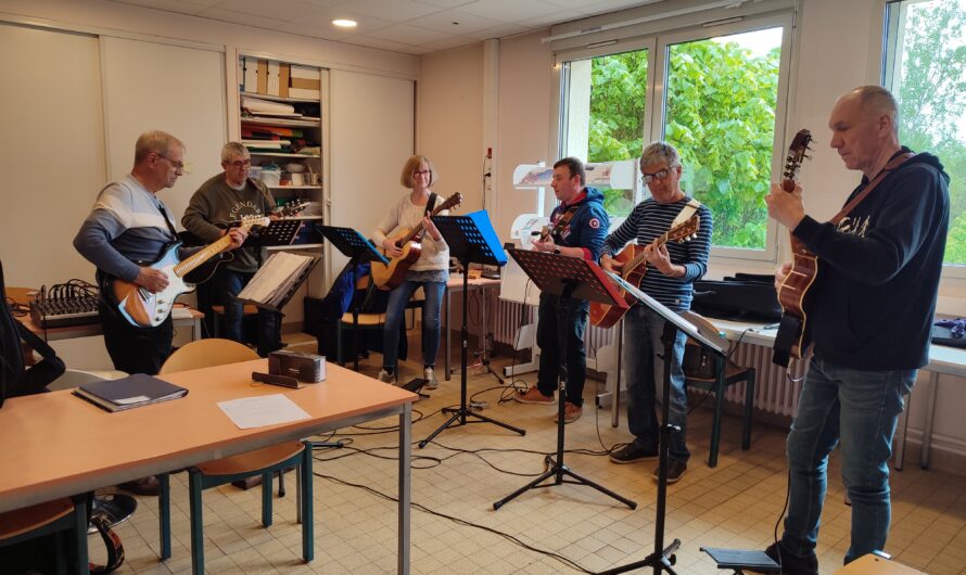 Le Groupe “Atelier guitare” en pleine répétition pour les feux de la Saint-jean